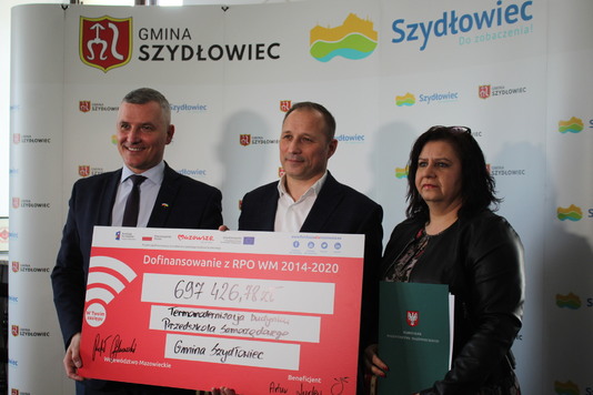 Od lewej stoją wicemarszałek Rafał Rajkowski, burmistrz Szydłowca Artur Ludew oraz skarbnik gminy Iwona Czarnota
