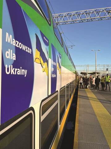 Wagon pociągu humanitarnego w barwach Kolei Mazowieckich.