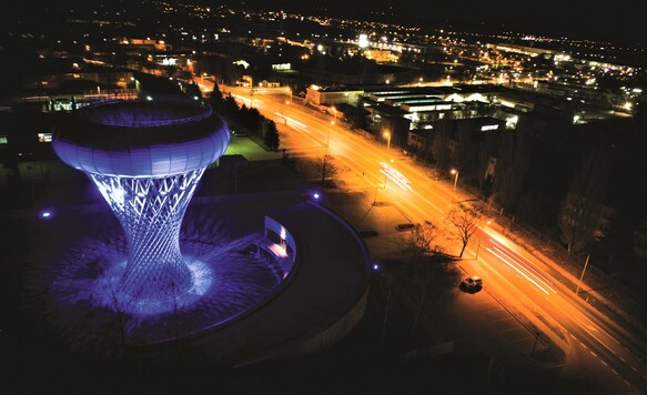 Widok na wieżę ciśnień w Ciechanowie nocą z lotu ptaka
