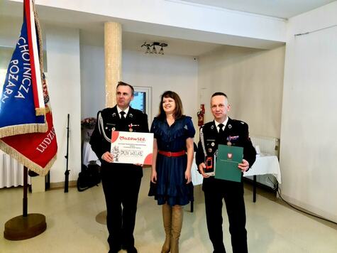 Członkini zarządu Janina Ewa Orzełowska z dwoma ochotnikami w OSP Dębe Wielkie