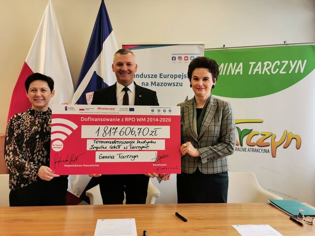 Wicemarszałek Rafał Rajkowski, burmistrz Tarczyna Barbara Galicz oraz skarbnik Elwira Młoźniak prezentują czek na wsparcie