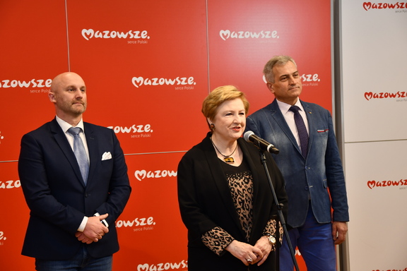 Od lewej: radny Piotr Kandyba, członkini zarządu województwa mazowieckiego Elżbieta Lanc, przewodniczący Mazowieckiej Rady Seniorów Tadeusz Lempkowski.