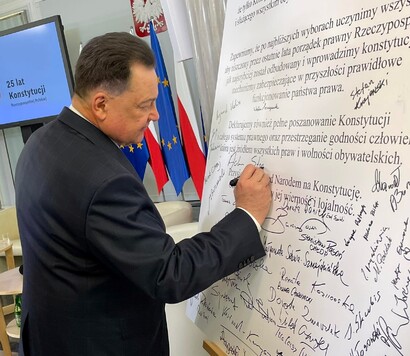 Widok na marszałka Adama Struzika podpisującego deklarację 25-lecia Konstytucji RP