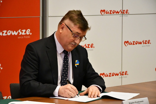 Burmistrz Nasielska Bogdan Ruszkowski podpisuje umowe