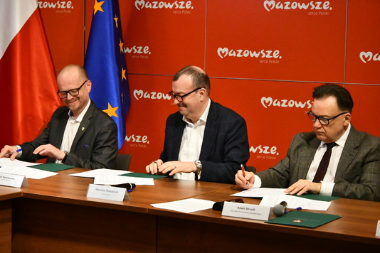 Od lewej burmistrz Milanówka Piotr Remiszewski, wicemarszałek Wiesław Raboszuk oraz marszałek Adam Struzik podpisują umowę