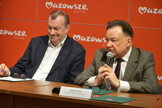 Marszałek Adam Struzik siedzący po prawej stronie wicemarszałka Raboszuka opowiada o projektach 