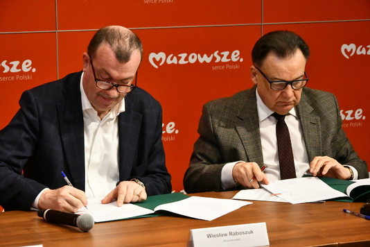 Od lewej wicemarszałek Wiesław Raboszuk oraz marszałek Adam Struzik podpisują umowy