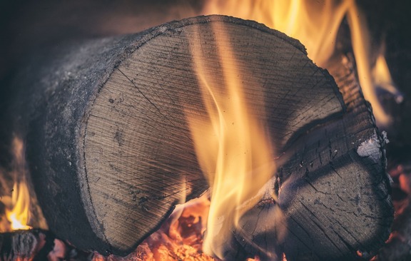 paląca się szczapa drewna
