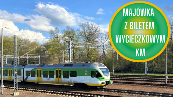Pociąg w zielono-biało-żółtych barwach Kolei Mazowieckich