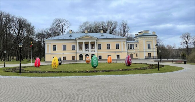 dwór w Jaszunach na Litwie, budynek otacza rozległy park