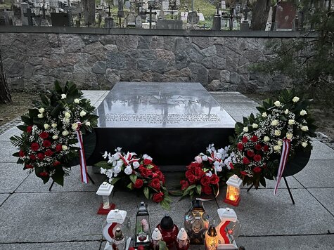 Serca i Matki Józefa Piłsudskiego na Rossie – najstarszej wileńskiej nekropolii, wokół wieńce z kwiatami 