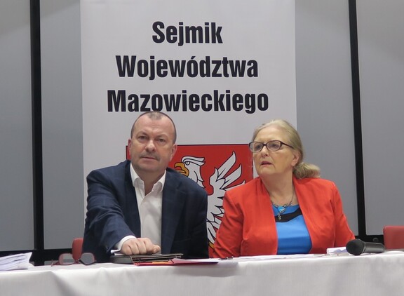 Widok na wicemarszałka Wiesława Raboszuka oraz przewodniczącą komisji Jadwigę Zakrzewską.