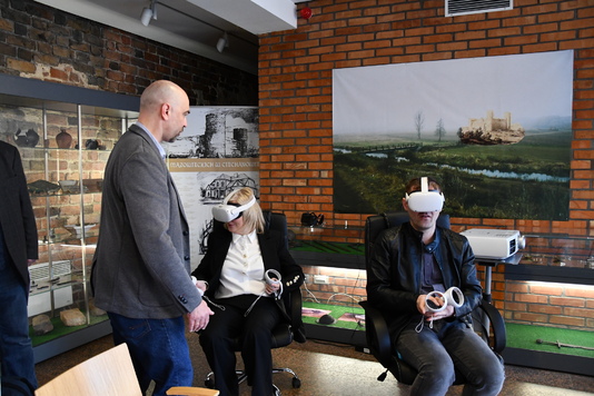 Grupa osób testuje okulary VR, które umożliwiają zwiedzanie mazowieckich muzeów online