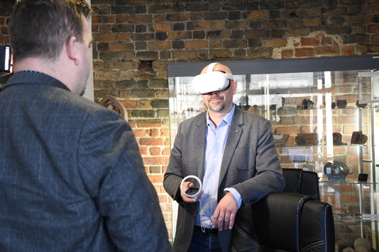 Mężczyźni testują okulary VR do zwiedzania mazowieckich muzeów online