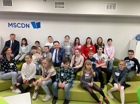 Grupa dzieci pozuje do zdjęcia wraz z obecnymi gośćmi w Mazowieckim Centrum Doskonalenia Nauczycieli w Płocku