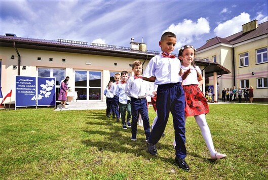 Dzieci tańczą przed budynkiem w czasie otwarcia przedszkola - Rzewnie