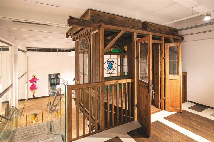 drewniany szałas zamontowany we wnętrzu muzeum etnograficznego
