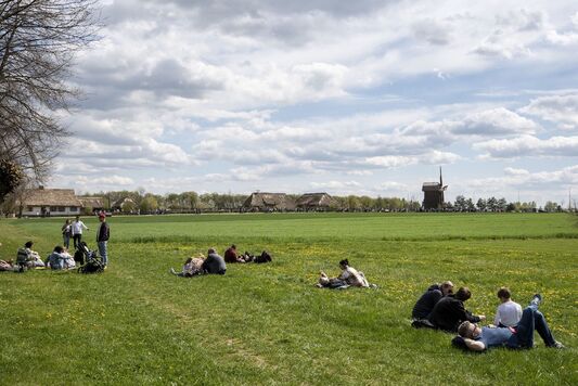 Zwiedzający korzystali z pięknej pogody, wypoczywając na trawie,  fotografia Dariusz Krześniak.jpg