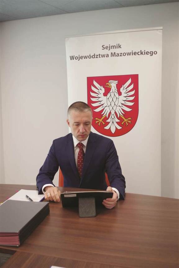 przewodniczący sejmiku Ludwik Rakowski siedzi przy biurku