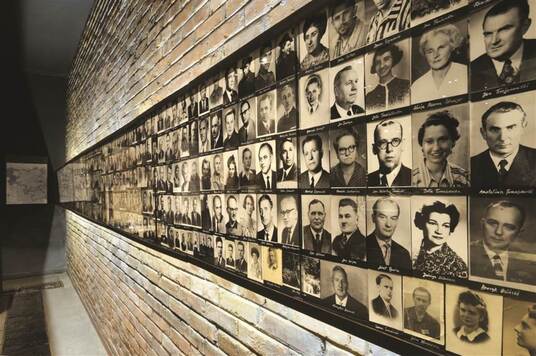 ściana ze zdjęciami w budynku Muzeum Niepodległości