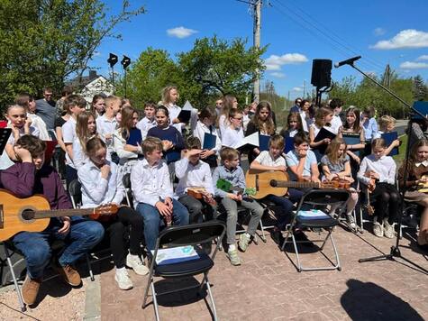 Zdjęcie zbiorowe, chór dziecięcy ze Szkoły Podstawowej w Otrębusach.
