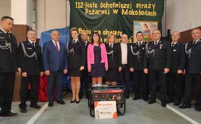 Zdjęcie zbiorowe, jubileusz 112-lecia jednostki OSP Mokobody, która z tej okazji otrzymała od Samorządu Województwa nowoczesną motopompę.