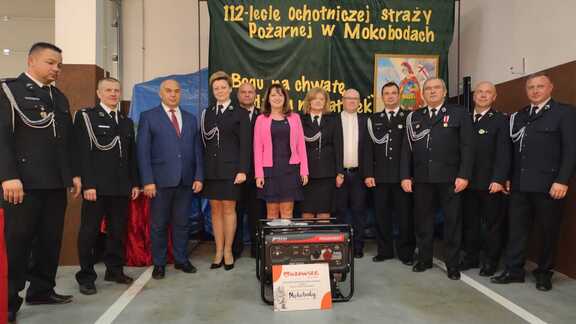 Zdjęcie zbiorowe, jubileusz 112-lecia jednostki OSP Mokobody, która z tej okazji otrzymała od Samorządu Województwa nowoczesną motopompę.