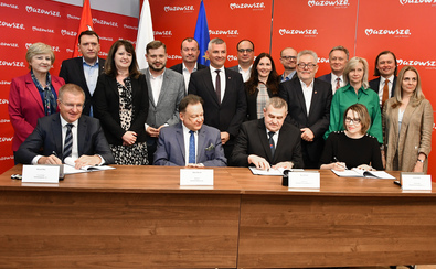 Zdjęcie zbiorowe, podpisanie umowy na budowę drugiego toru na linii kolejowej pomiędzy Podkową Leśną i Grodziskiem Mazowieckim.