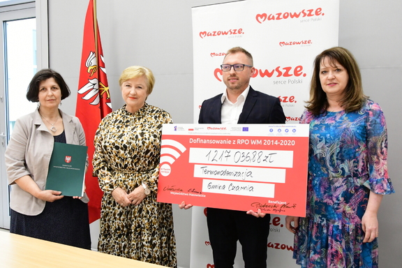 Członkinie zarządu województwa mazowieckiego: Elżbieta Lanc oraz Janina Ewa Orzełowska przekazują czek na termomodernizację w gminie Czarnia.