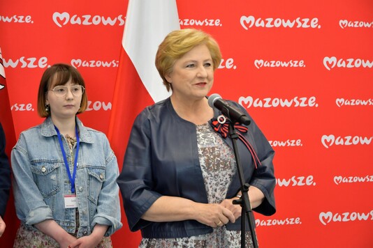 przemawia członkini zarządu województwa mazowieckiego Elżbieta Lanc