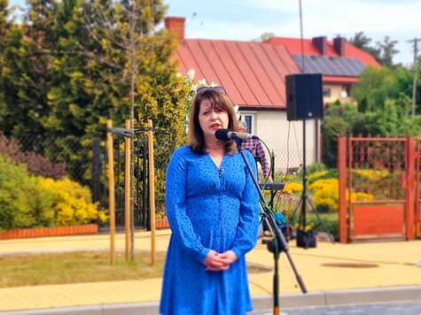 Janina Ewa Orzełowska stoi przed mikrofonem