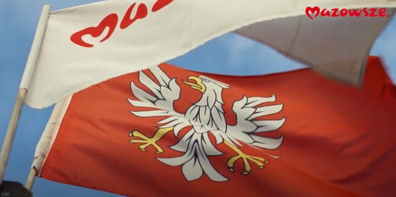 na wietrze powiewają flaga Mazowsza i logo Mazowsza