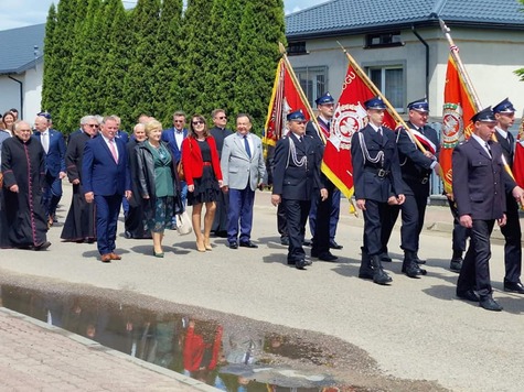 Marszałek Struzik i członkinie zarządu stoją obok siebie za strażakami ze sztandarami.