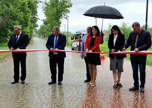 W uroczystym otwarciu ulicy Parkowej w Broszkowie wzięła członek zarządu województwa mazowieckiego Janina Ewa Orzełowska 