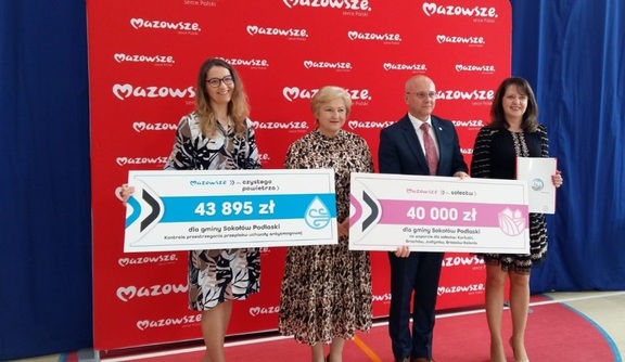 Członkinie Zarządu Województwa Mazowieckiego przekazują czeki beneficjentom na inwestycje subregionie siedleckim.