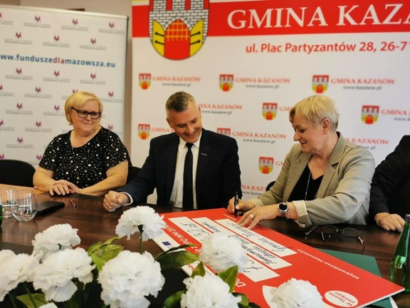 Podpisywanie czeku na termomodernizację budynku urzędu gminy Kazanów.