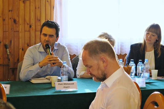 Przy stole siedzą ekspert Piotr Malepszak i przedstawicielka inicjatywy społecznej „Nie dla projektów CPK w całej Polsce” Agnieszka Mędrek.