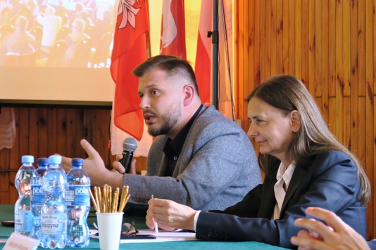 Przy stole siedzą przewodniczący Klubu radnych Koalicji Obywatelskiej Krzysztof Strzałkowski i dyrektor Mazowieckiego Biura Planowania Regionalnego Elżbieta Kozubek.