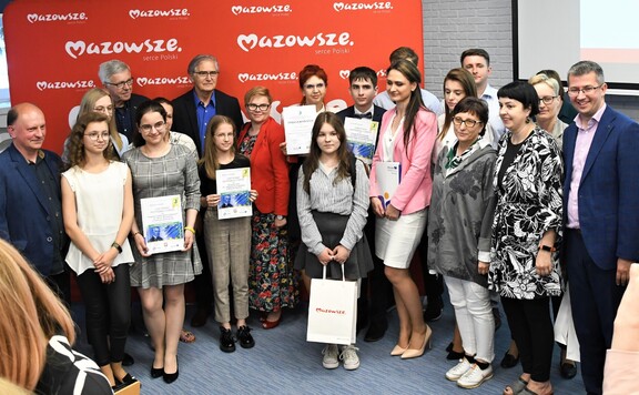 Pamiątkowe zdjęcie uczniów Jastrzębich szkół z Olgierdem Łukaszewiczem i ambasadorem Janem Truszczyńskim