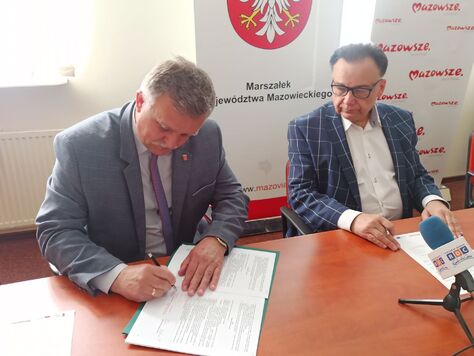 Przedstawiciel Związku gmin regionu płockiego podpisuje umowę na wsparcie