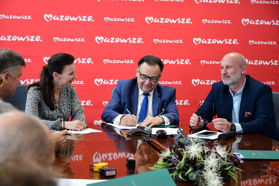 Samorządowcy z województwa mazowieckiego podpisują umowę na II etap budowy drogi zwanej Paszkowianką