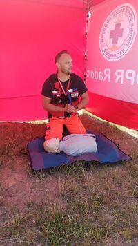Na zdjęciu ratownik podczas pokazu pierwszej pomocy