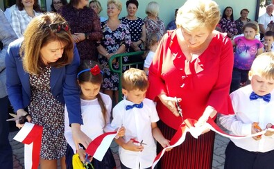 Dwie członkinie zarządu województwa mazowieckiego wspólnie z trzema przedszkolakami przecinają wstęge na otwarciu przedszkola w Łochowie po modernizacji