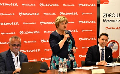 Elżbieta Lanc przemawia stojąc za stołem konferencyjnym