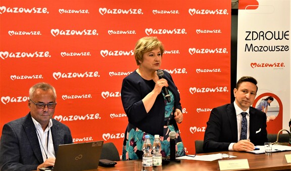 Elżbieta Lanc przemawia stojąc za stołem konferencyjnym