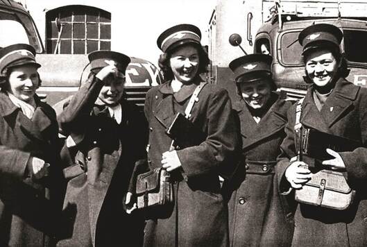 Widok na trzy kobiety z obsady konduktorskiej z 1945 r.