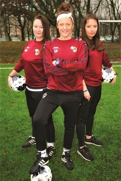 Trzy kobiety z piłkami