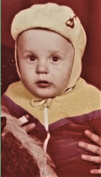 Mały chłopiec w czapce na starej fotografii