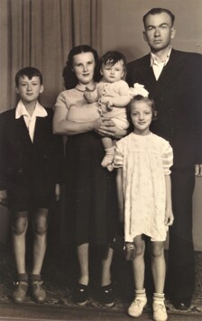 Rodzina na starej fotografii