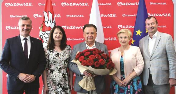 Członkowie zarządu województwa mazowieckiego pozują do pamiątkowego zdjęcia